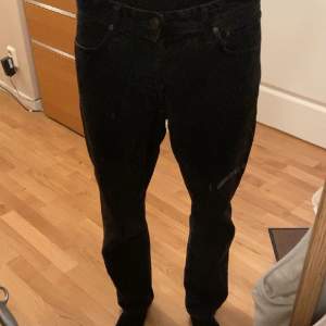 Svarta Loose Jeans från Jack and Jones i storlek 32/32.