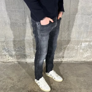 Replay anbass jeans - Replay anbass Jean i färgen grå. Storlek 32/32 och modellen på bilden är 182cm. Fint skick, köp endast 649