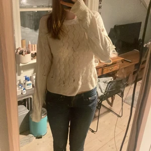 Stickad tröja  - Säljer nu denna jätte, jättefina stickade tröjan som tyvärr inte kommer till användning längre. Använd cirka fem gånger och är i ganska bra skick. Jag har en smutsig spegel och det är inte tröjan som är smutsig. Kontakta gärna mig vid intresse💗💗