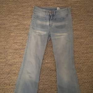 Säljer trendiga Low Waits jeans. Jeansen har storlek S men passar även Xs. Jeansen har 4 fickor och passar kroppen fint. Skriv om du är intresserad 🌸💞