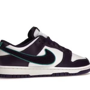 Nike dunk low Swoosh - Säljer helt nya  Nike dunk low Swoosh  Size 43 eller Us 9,5  Helt nya i kartong  Unik sko i mörklila och vitt som sällan skådas 