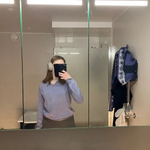 Lila tröja❣️ - Lila långärmad ser snyggt ut med skjorta under, knappt använd. Lite loose fit❣️