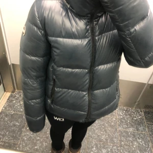 Colmar jacka - Säljer min mörk blå colmar jacka, skit snygg o skit bra skick. 