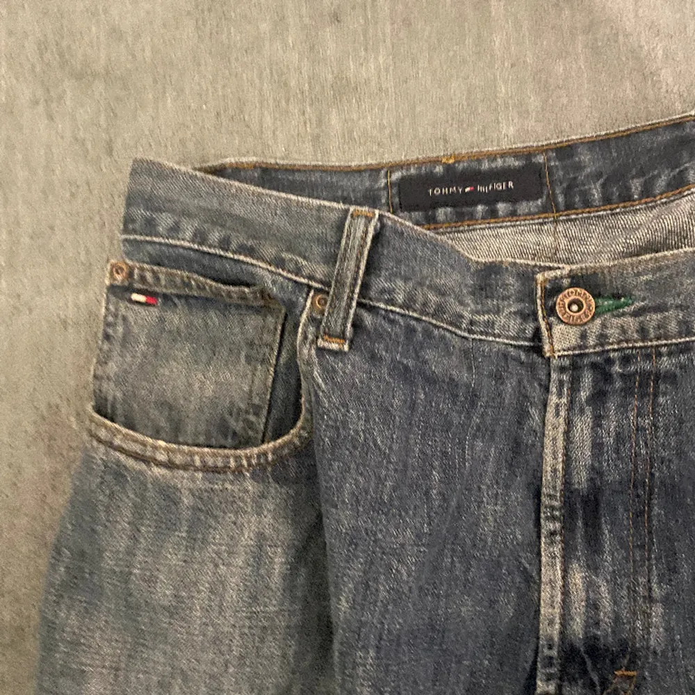 Jätte snygga jeans, rätt pösiga. Klippta där nere annars 10/10 cond.  Jag är 182 cm.. Jeans & Byxor.