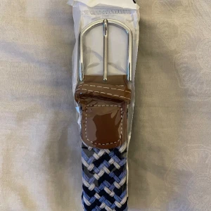 Flätat bälte - blå vit - Helt nytt flätat Grisch bälte. Funkar för alla tillfällen hör av dig vid minsta fundering 🍾