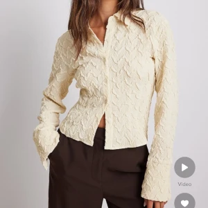 Slutsåld skjorta NA-KD - Säljer min helt nya skjorta från NA-KD. Storlek 36 som är helt slutsåld. Super fint skick! Nypris 499kr