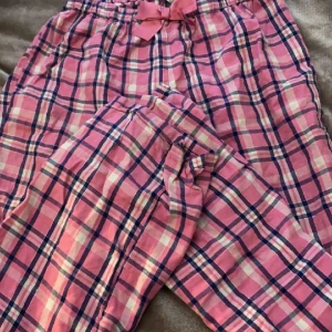 Pjymasbyxor - Säljer dessa jätte söta pjymas byxorna då jag inte använder de länhrem de är inte jätte bra skick inga skador men de är använda. De har en jätte söt liten rosett på