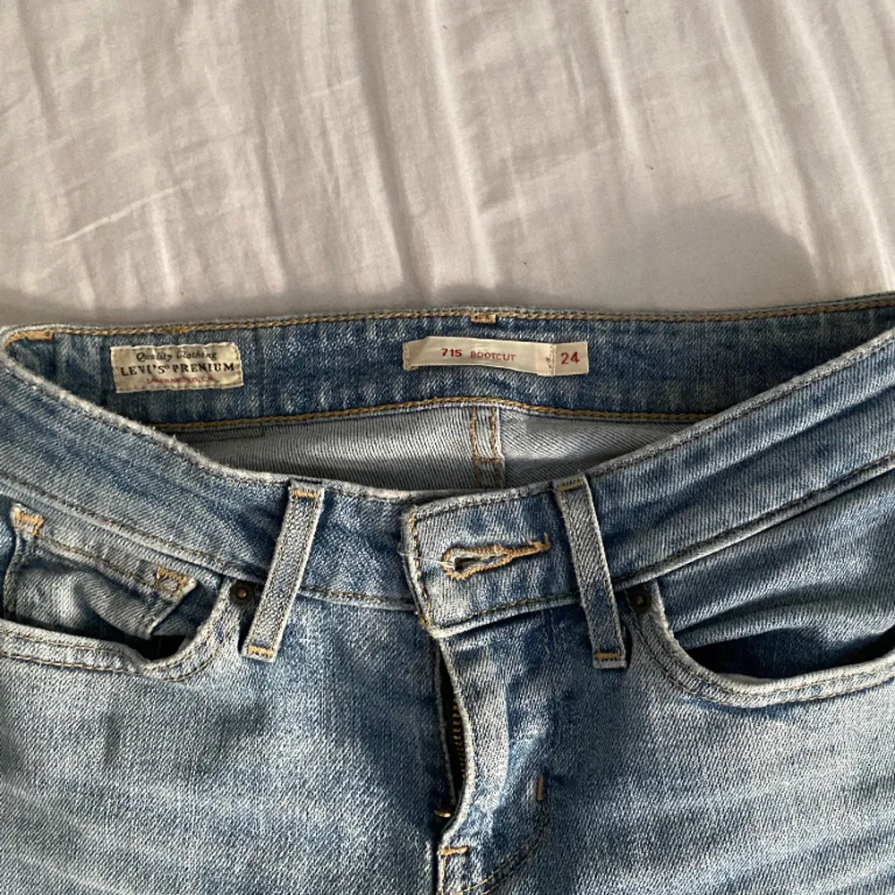 Low waist bootcut jeans från levis, egetgjort hål på ena benet, bra skick. Köparen står för frakt. Storlek 24. Passar mig som har storlek 32-34. Avklippta längst ner men passar ändå mig som är 168. Jeans & Byxor.