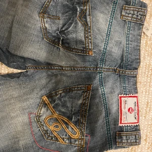 Lågmidjade jeans - Lågmidjade jeans i fint skick med prislapparna kvar. Midjemått -34cm, total längd - 101,5 cm. Kan tyvärr ej visa hur de sitter på då de ej passar mig. Använd gärna köp nu!💕
