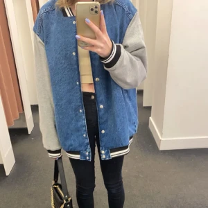 College jacka - Säljer nu den här skit coola jackan dom är en typ av jeansjacka men har tyg ärmar och ett tryck på ryggen😍