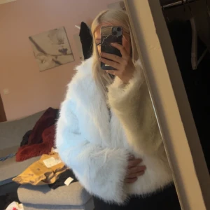 Pälskappa - Säljer nu denna slutsålda snygga pälsjackan! Storlek L men passar S/M sjukt mysig💕