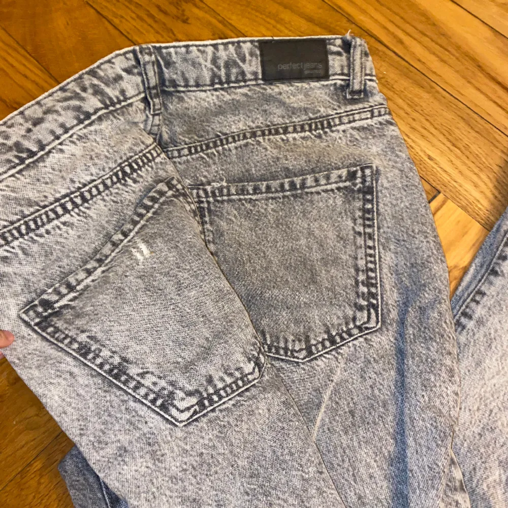 Grå jeans aldrig använda då de är för små - storlek 40. Mom jeans fit.   Köparen står för frakt 🤍. Jeans & Byxor.