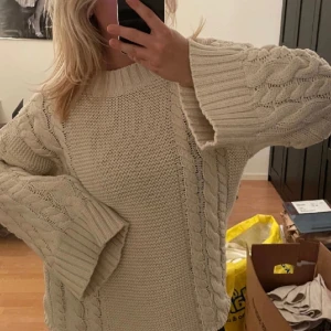Vit stickad tröja från Gina Tricot - Säljer min kabel stickade tröja från Gina Tricot, köptes i maj, använd fåtal gånger💓