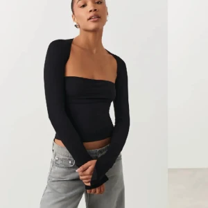 Lång ärmad topp ifrån Gina tricot  - Säljer denna långärmade topp ifrån Gina tricot, som kan användas till allt! 💘