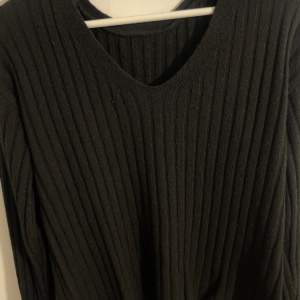 Gullig stickad basic svart tröja  Når midjan(cropped)  Vringad köpt för 349kr