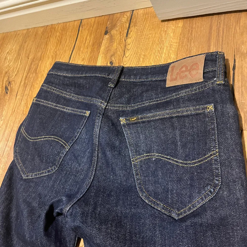Sjukt feta jeans från Lee i väldigt fint skick. Storlek 31/32. Nypris cirka 1200 Hör av er vid frågor!. Jeans & Byxor.