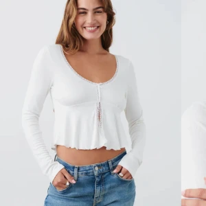 gina tricot topp  - vit snygg topp från gina tricot i xs, original pris : 259kr.  kan tänka mig sänka pris!