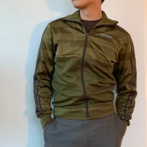 Adidas tracksuit - Adidas tracksuit hoodie som inte kommer till användning och därför säljer jag. Storlek S men passar ganska bra på mig som har Storlek M vanligtvis. Inga defekter!