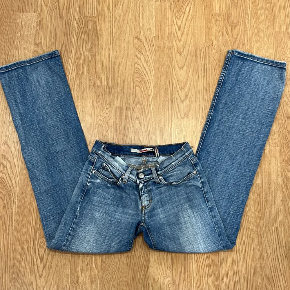fina basic lågmidjade bootcut jeans! skick: okej defekter: små snitt i midjan (bild 3) köpta för 200kr innerbenslängd: 74cm midjemått: 35cm !tvärs över!. Jeans & Byxor.