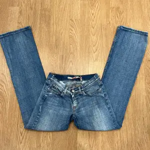 fina basic lågmidjade bootcut jeans! skick: okej defekter: små snitt i midjan (bild 3) köpta för 200kr innerbenslängd: 74cm midjemått: 35cm !tvärs över!