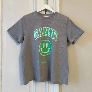 Säljer denna superfina t-shirt från Ganni. 