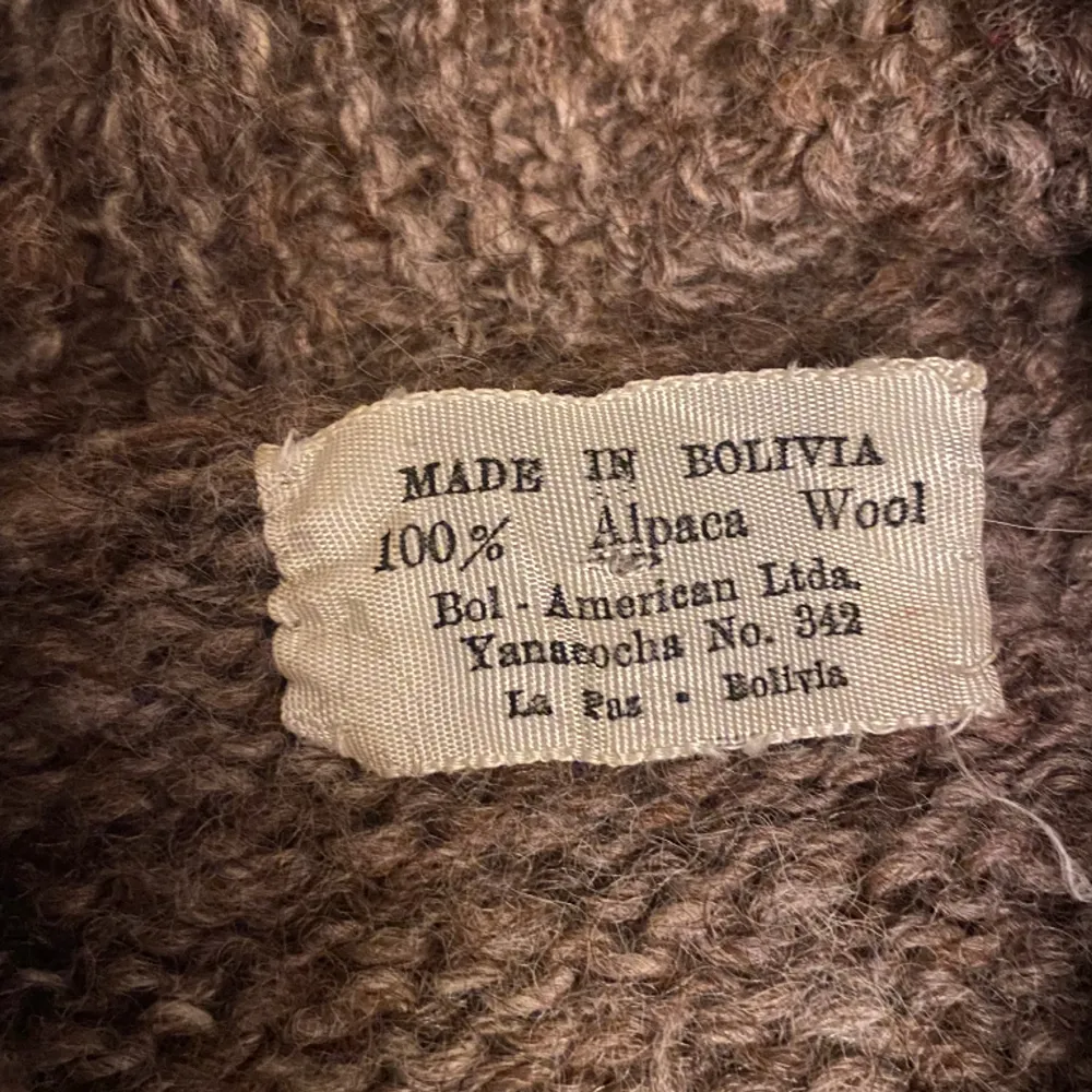 Fantastiskt kofta i 100% ull från Bolivia, storlek xs. Litet hål bredvid knapphålet som lätt går att fixa.. Stickat.