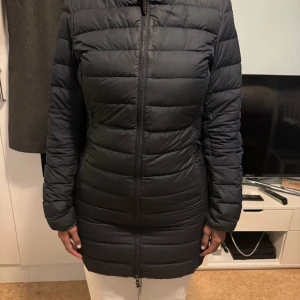 IRENE HOODED DOWN JACKET - BLUE - Hej nu vill jag sälja min tjejs parajumper jacka som hon har använt i ca 2 år. Nypriset på denna jacka ligger ute för 5500kr. För mer information är det bara att hojta till.