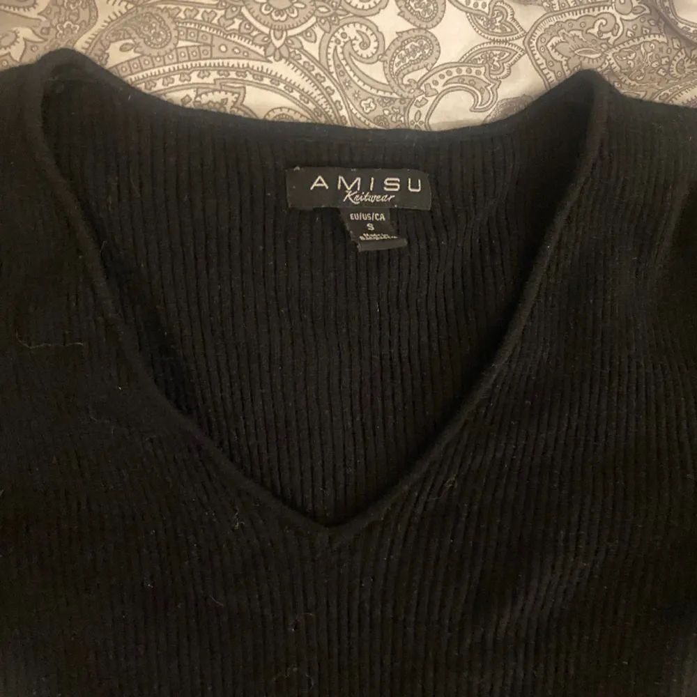En svart ribbstickad tröja från newyorker, den är i storlek xs och är i mycket bra skick💋 . Toppar.