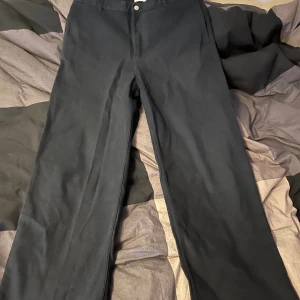 Chinos  - Byxor från weekday i bra skick. Jag har sytt ner dem så att de är längre ny pris 600kr