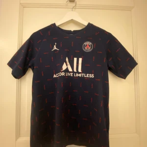 Säljer en PSG tröja pågrund av att den är för liten - Det är en bra tröja som är köpt från Nike.se och är i storlek 158-170 den är i 8/10 i skick den är använd en del. Men det är bra skick på den