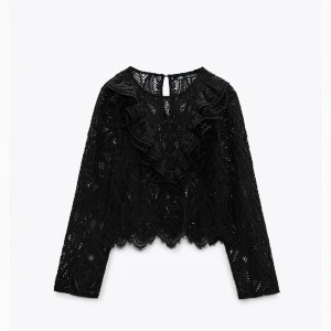 Zara spets tröja - Sjukt fin tröja som är perfekt för alla tillfällen! Bra skick, använd några få gånger!