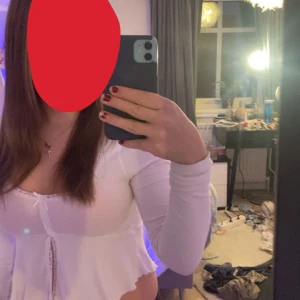 trendig ginatricot tröja! - Super fin tröja från Gina, jättebekväm och lätt att styla, tröjan har inga defekter och har inte används ofta. Storlek xs men passar mig som brukar ha S, nypris 259 jag säljer den för 200 men priset kan diskuteras💗 använd inte köp nu tack🥰