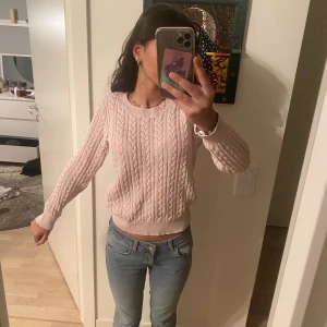 Stickad tröja - Jag säljer min stickade tröja då den inte kommer till användning något mer. Den är as snygg att ha till ett par jeans man. Även as snygga till en kort kjol på sommarkvällar.💕💞😍 Den är i storlek M men jag som har XS/S passar den mig💕💞