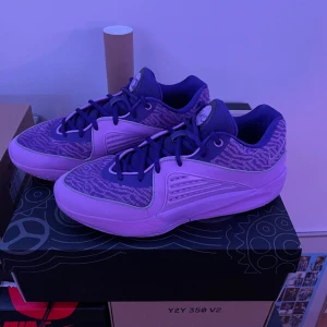 KD 16 B.A.D. - Tjena! Jag säljer mina KD 16s då dom sitter lite tighta på mig. Dom är riktigt sköna basketskor och dom ser riktigt feta ut också! Jag skulle säga att skicket är 8/9-10. Nypris: 1900 kr. Kvitto och box finns! Tveka inte på att fråga!💯  Mvh David😁