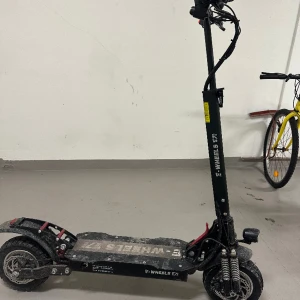 El sparkcykel  - 2400 W nominell effekt Snabb acceleration Hydrauliska dämpare bak, dubbla fram En av våra tuffaste elsparkcyklar. Detta kraftpaket klarar alla utmaningar du kan stöta på. Dubbel motor som ger 2400 W nominell effekt (2 x 1200), innovativt dämpningssys