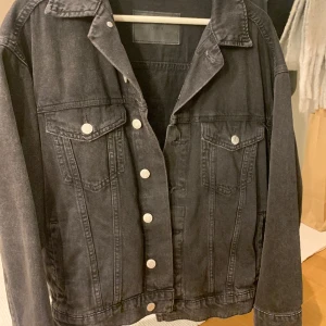 Svart jeansjacka  - Snygg jeansjacka i urtvättad stil. 🖤 tyvärr för liten på mig 