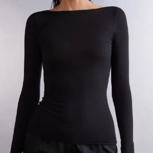 Intimissimi tröja svart - Tröja ifrån intimissimi i färgen svart🤠Använd ett fåtal gånger då jag har 2 andra i andra färger🥰 Så sparsamt använd! 