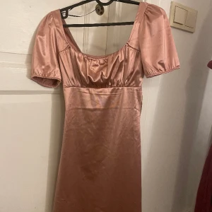 Satin klänning H&M - Storlek xs  Oanvänd med lappen kvar 