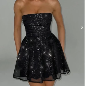 Glittrig klänning  - Köpte denna supeeer fina klänningen på Plick nyss typ men den passade inte så bra på mig:( säljer så jag kan köpa nån annan då jag behöver för speciellt tillfälle❣️