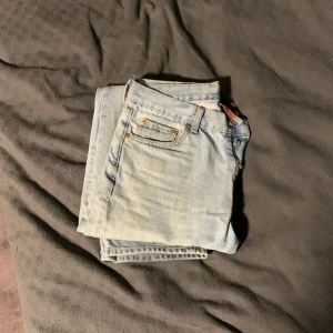 Weekday klean stone washed  - Ljusblå/stonewashed jeans från Weekday. Klean modellen men omsydd högerficka för att man ska få plats med mobilen 