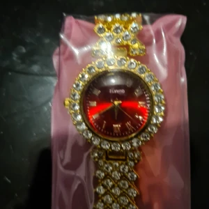 Hyggestraket6 1101 - En mycket vacker armbandsur i en glänsande guldfärg