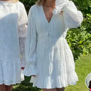 Söker denna vita klänning i slutsålda klänning från Na-kd i storlek xs/s. Om någon någon har den oxh vill sälja, hör gärna av dig🩷