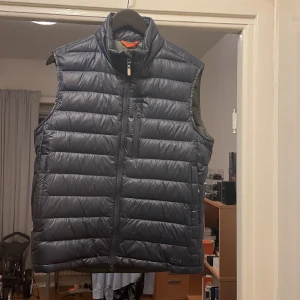 Swims väst - Säljer en mörkblå väst från Swims som heter Portland II. Västen är i princip oanvänd och skicket är som ny. Nypris är 2500kr. Den säljes då den är lite för stor för mig