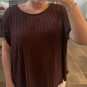 Fest topp - En fest topp i en brun/burgundy färg från Lindex. Knappt använd 🤎🤍