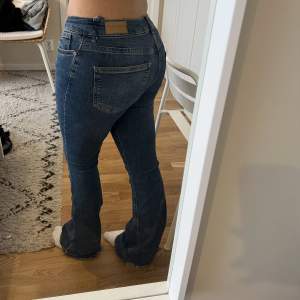lågmidjade jeans från vero moda! storlek S. slitningar vid hälen och vid midjan (se bild 3) 