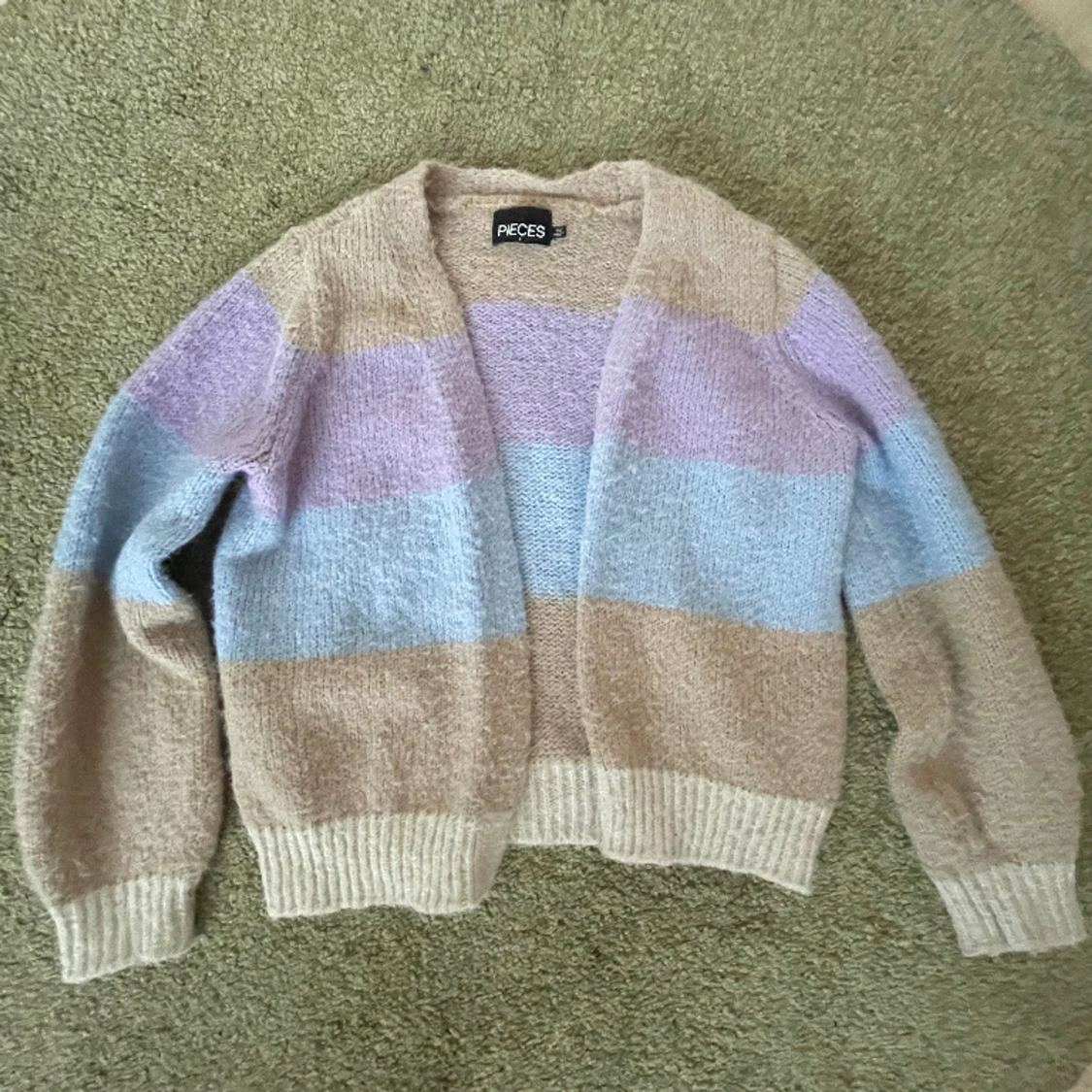 Randig stickad kofta