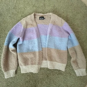 Randig stickad kofta - Randig kofta från pieces, jättesöt men kommer aldrig till användning för min del. Som ny i princip.