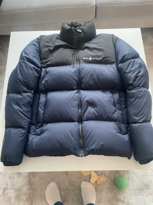 Sail Racing jacka - Tja! Säljer min knappt använda sail racing jacka då ja inte använder den. Köpte jackan förra vintern och har knappt använts. Väldigt bra skick, däremot en mindre defekt på vänstra axeln. Jackan kostar ca 3500 ny,  finns i gbg och kan ev gå ner i pris!