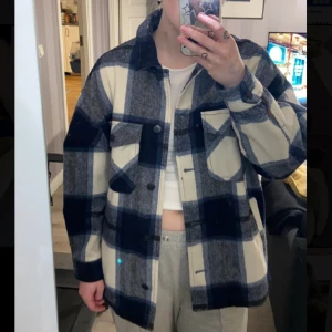 Zara jacka - Säljer denna Zara jacka jag köpte på Plick men inte fått någon användning av, den är ganska tunn så skulle säga det är mer av en vår-höst jacka.  Den är ganska oversize så passar även någon som är en medium. 