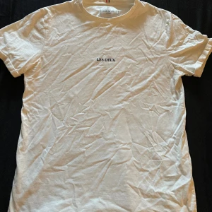 Les Deux t-shirt - En Les Deux t-shirt i färgen vit som jag ej använder längre. Storleken är S och är använd några gånger